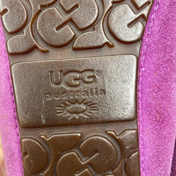 UGG moccasins, little girl's size 2, in fuchsia with shearling lining. - Picture 7 of 8